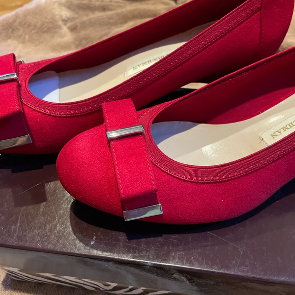 Dana Buchman NEW in Box Comfort Pump in Size 10, 1” Wedge Heel. Beautiful Red - Picture 8 of 14